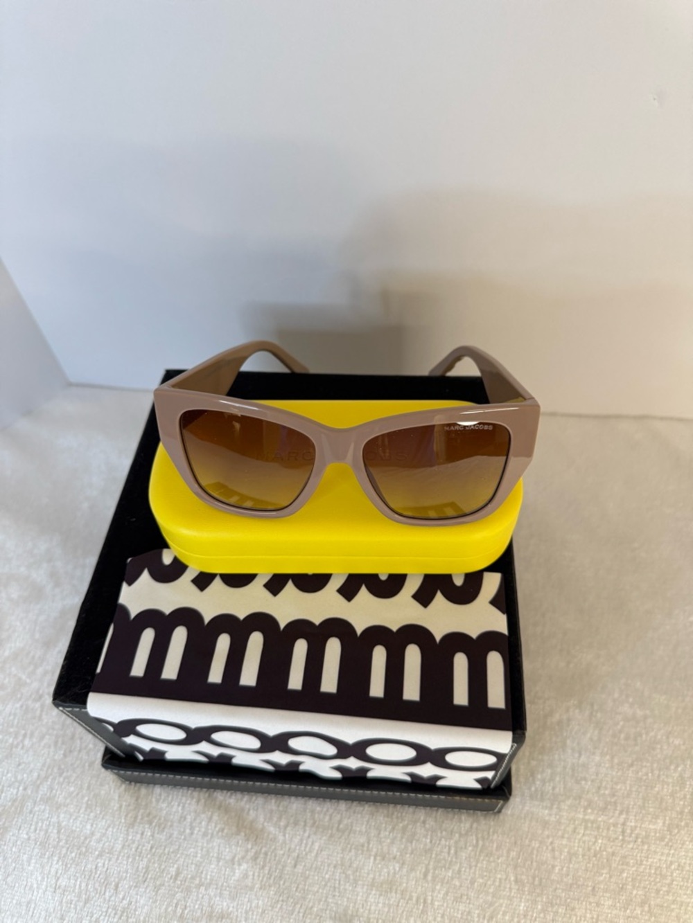 Fabulous Marc Jacobs Taupe Nude Brown Square-Edge Sunglasses - Picture 6 of 13
